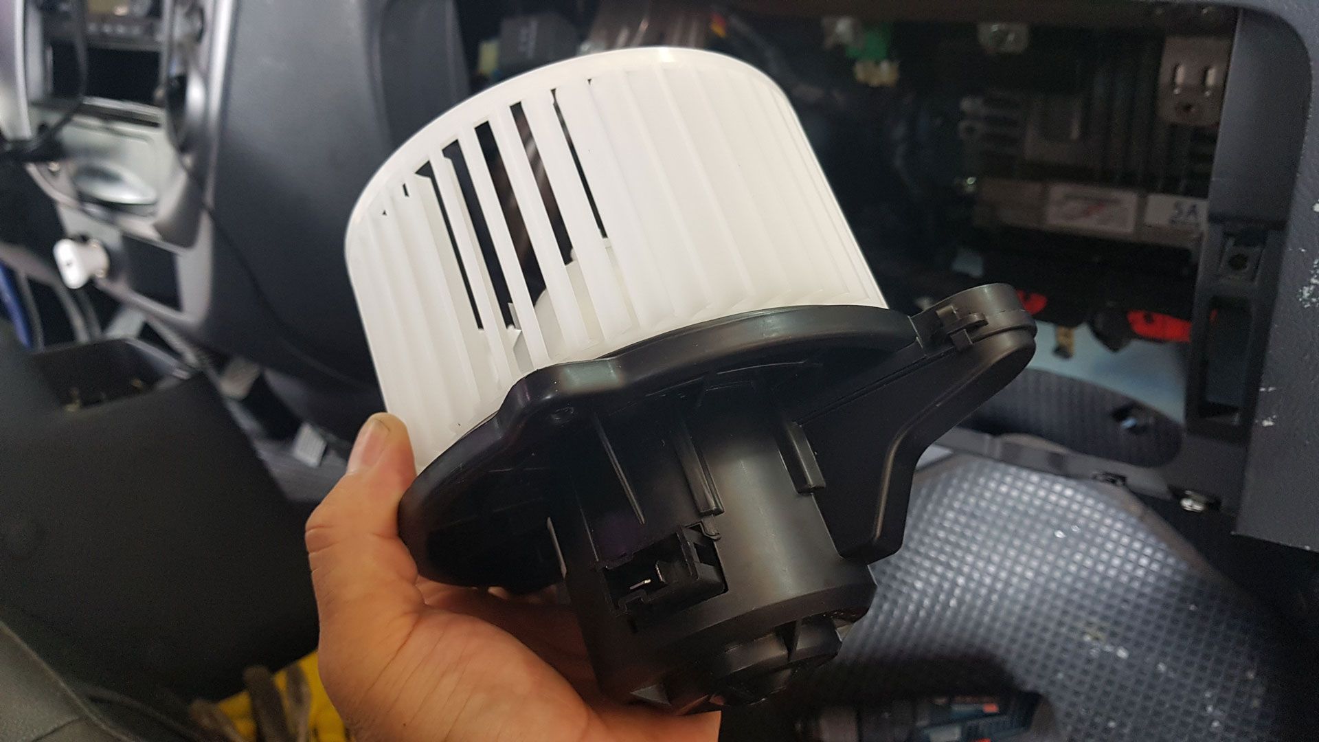 Un élément de soufflerie pour un système de climatiseur de camion.