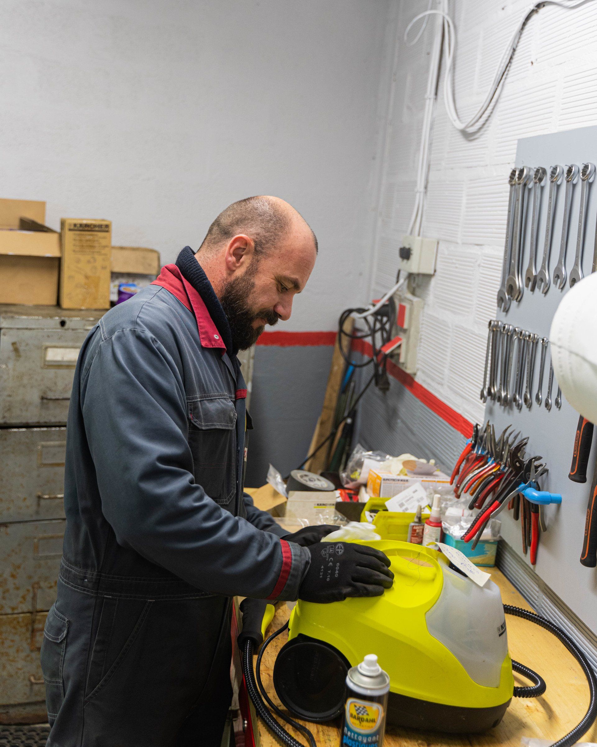 Réparation en atelier par un technicien spécialisé sur un outil Kärcher.