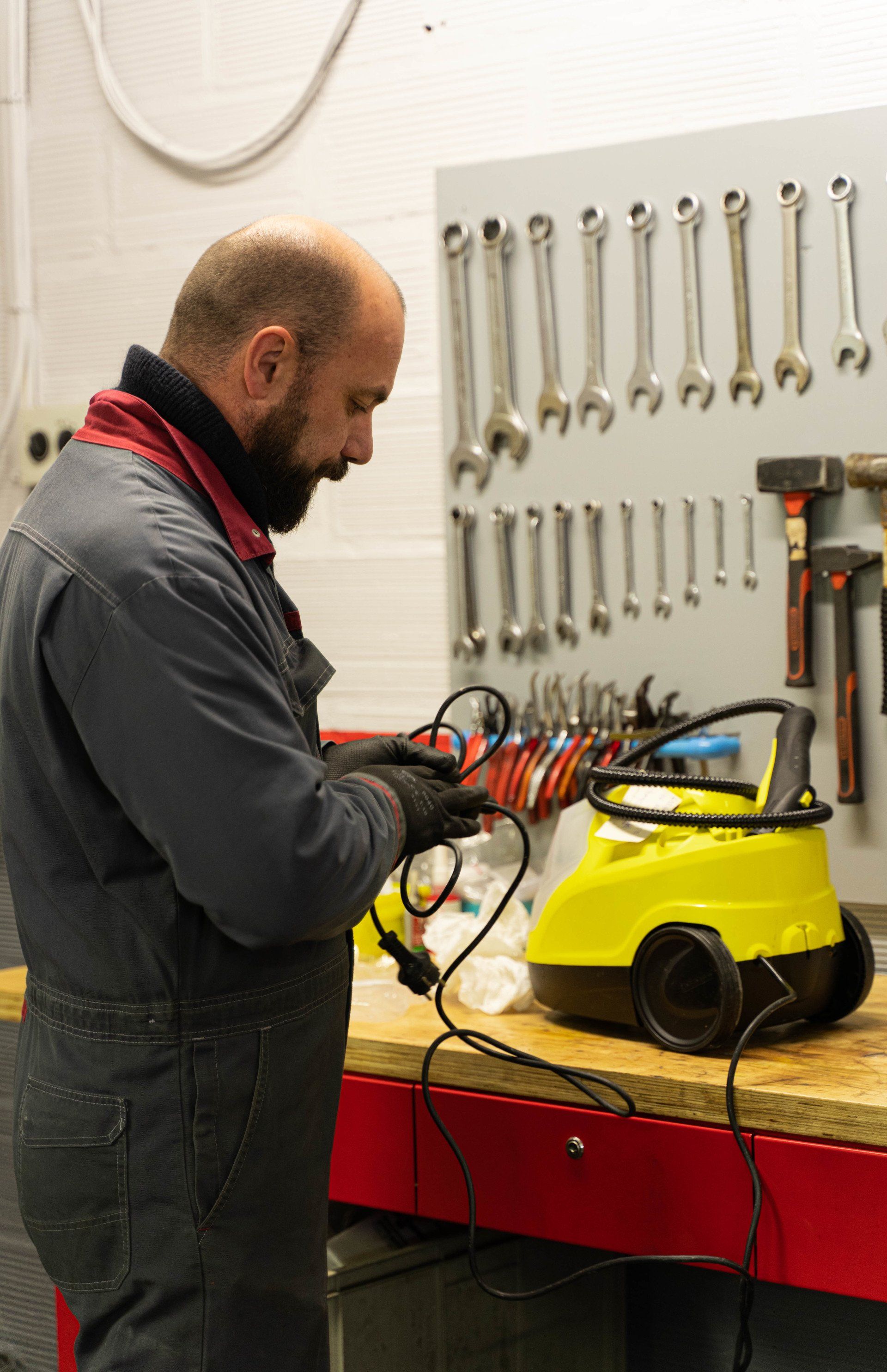 Intervention de maintenance sur une machine Kärcher.