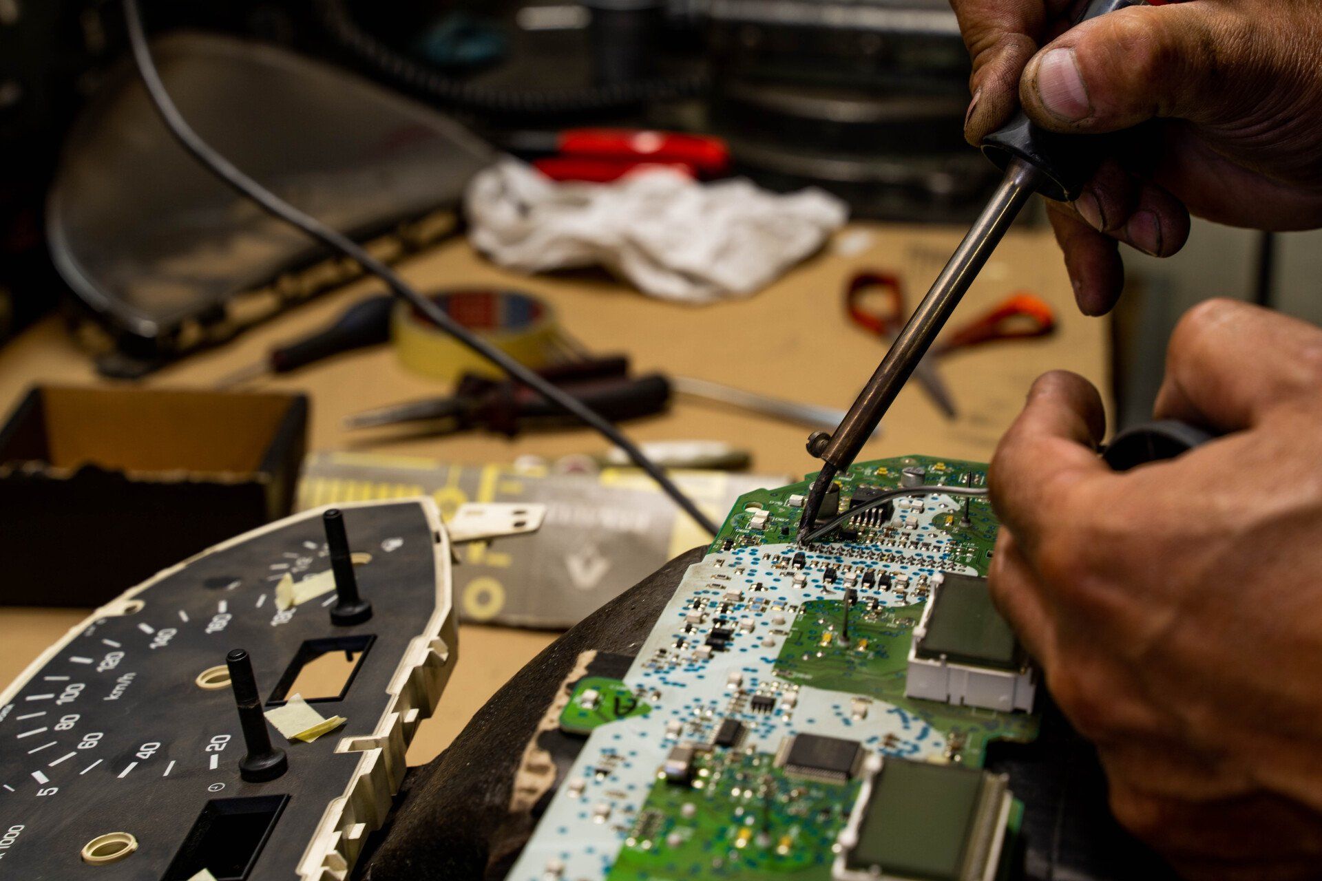 Réparation électronique sur un composant de pièce industrielle.