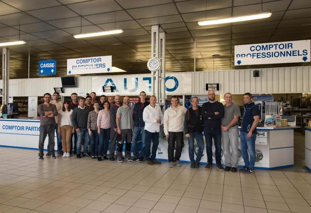 Les conseillers et vendeurs devant les comptoirs de SPA Destribats.