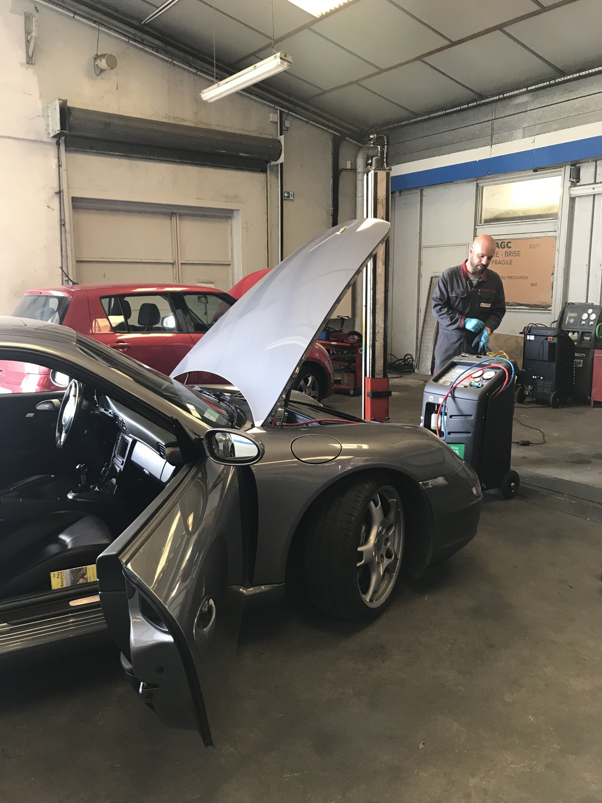Technicien effectuant un diagnostic sur une voiture électrique.