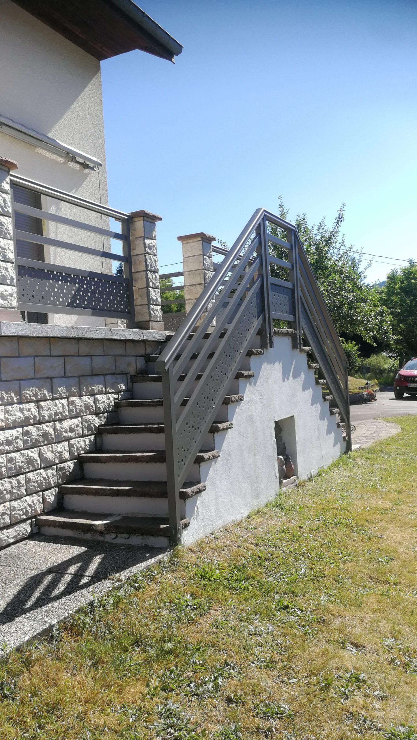 Garde corps gris sur double escalier