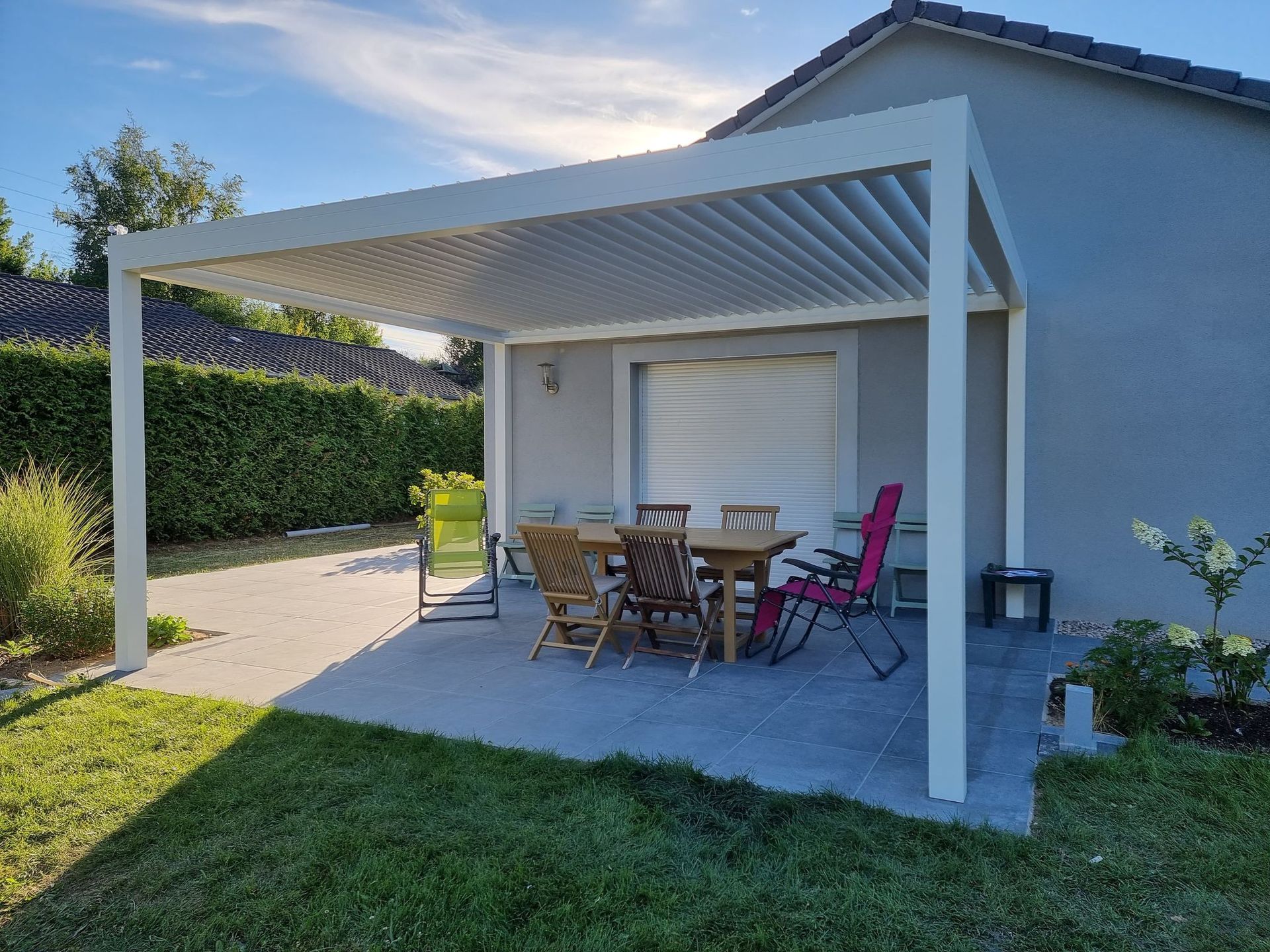 Pergolas blanche au dessus d'une terrasse