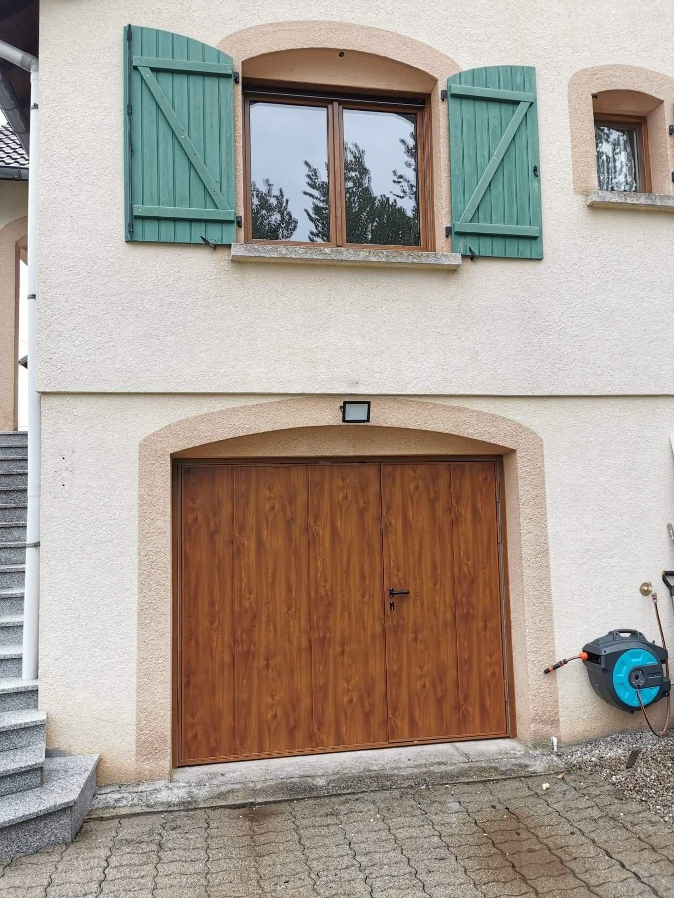 Porte de garage en bois clair par KP Ouvertures