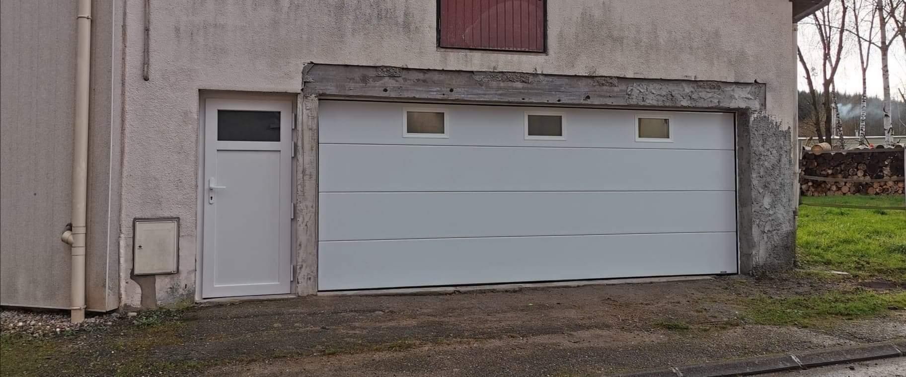 Porte de garage en PVC blanc par KP Ouvertures