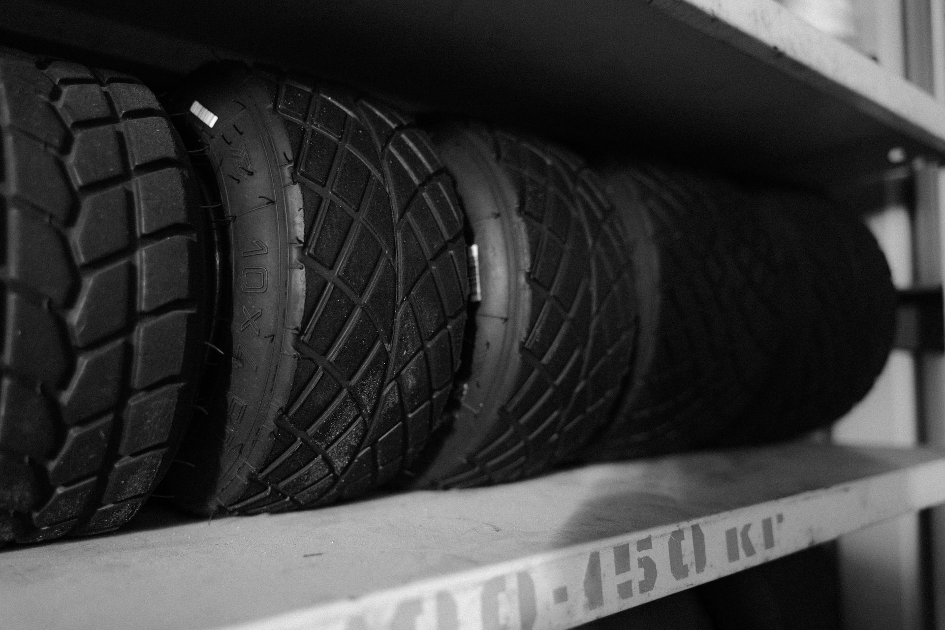 Pile de pneus empilés