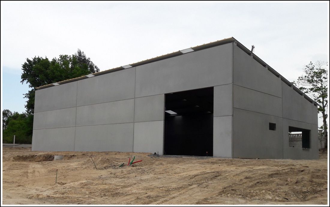 Se está construyendo un gran edificio en medio de un campo de tierra.