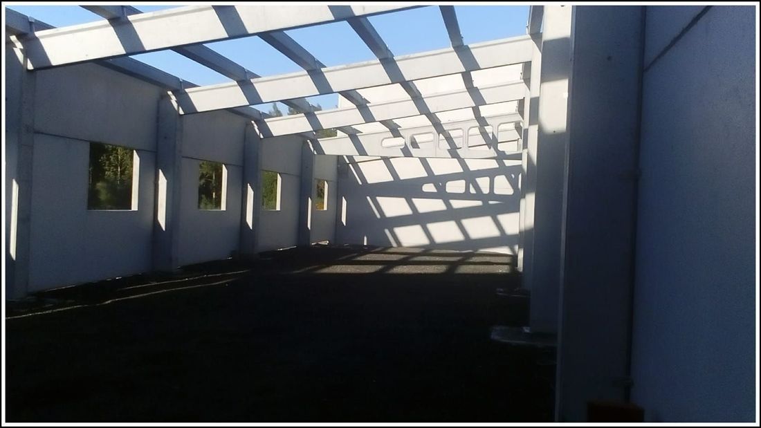 Un pasillo muy largo con una pérgola en el techo.