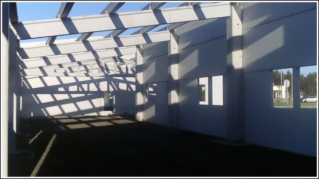 Un edificio con muchas ventanas y sombras en las paredes.