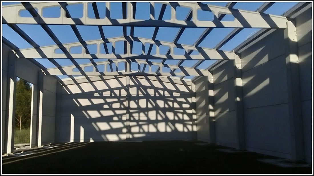Una imagen de un edificio con un cielo azul detrás.