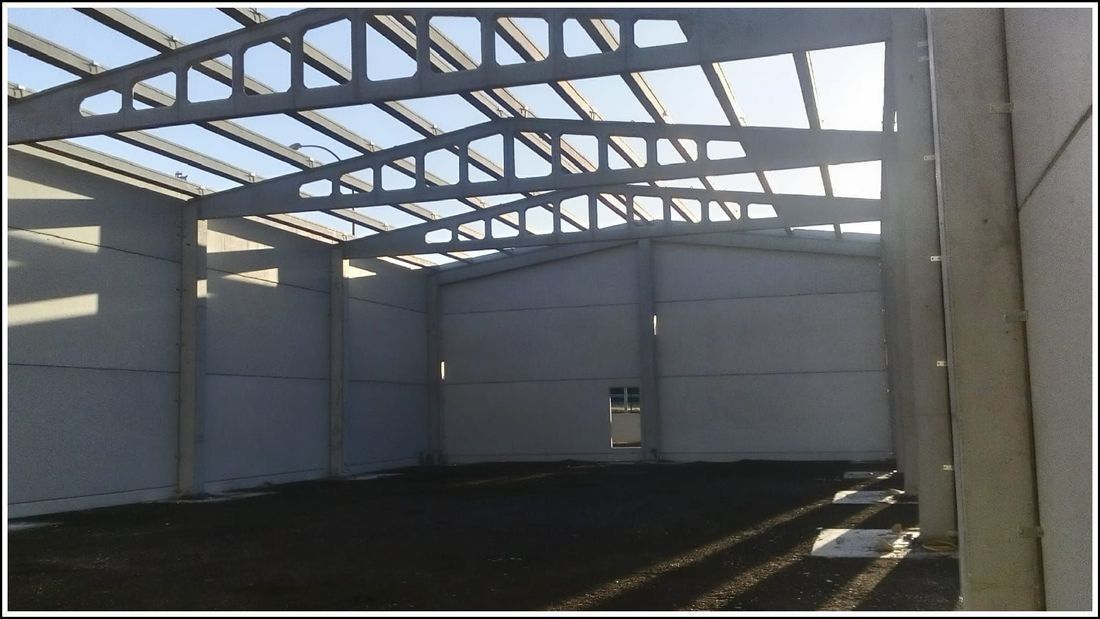 El interior de un edificio al que le falta el techo