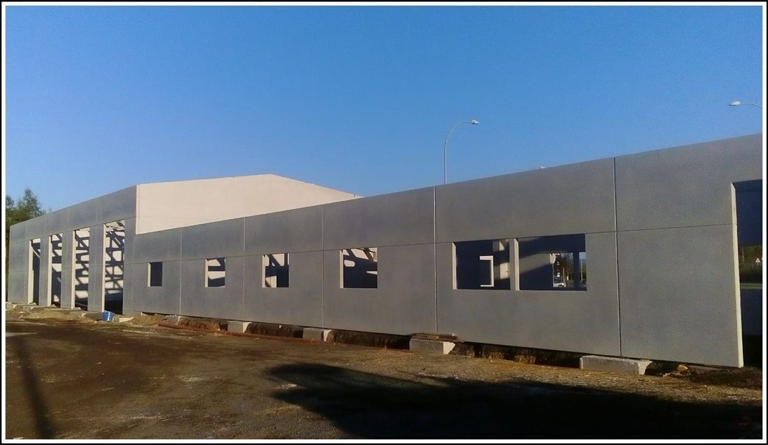 Un edificio en construcción con muchas ventanas.