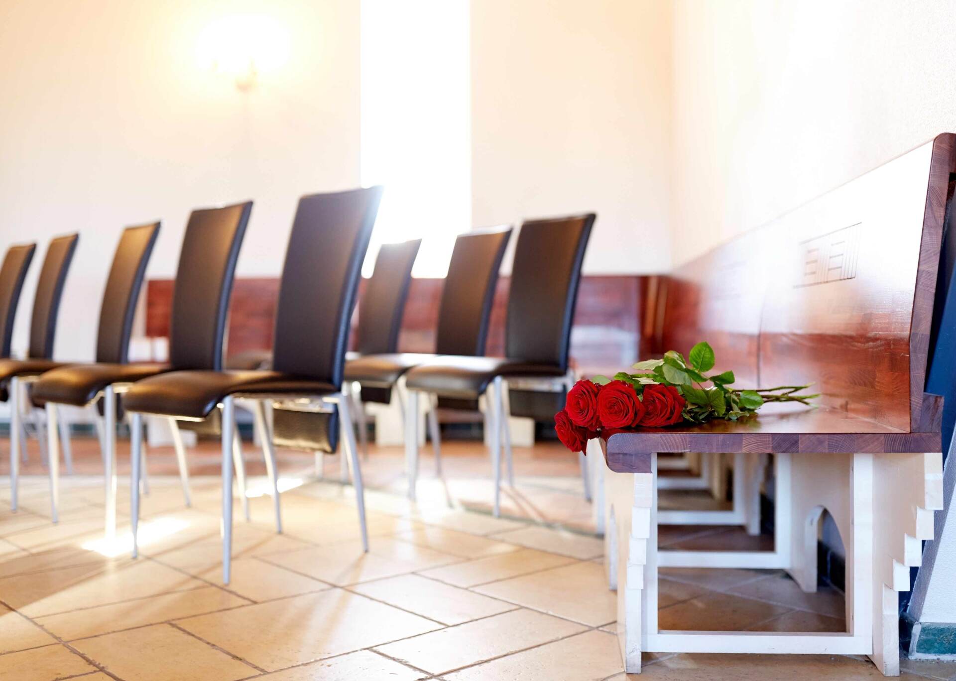 Salle de cérémonie avec chaises et roses rouges