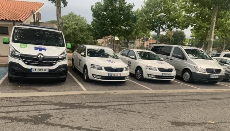 Plusieurs voitures VSL de la société Bussière