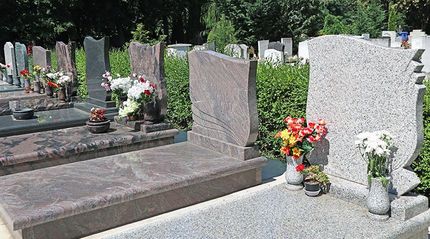Alignement de pierres tombales et leurs stèles dans un cimetière