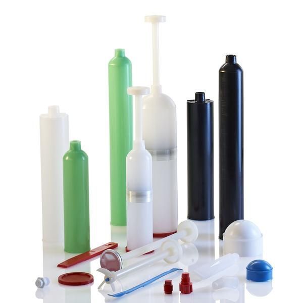 Verschiedene medizinische Plastikflaschen, Spritzen und Verschlüsse auf weißem Hintergrund