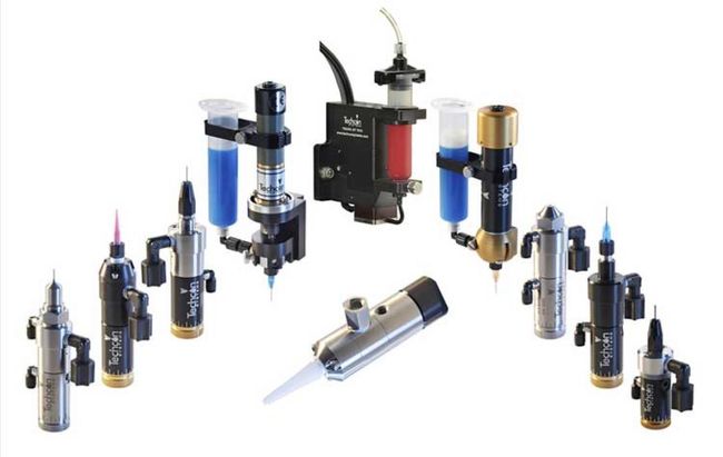 Sortiment an Industriearmaturen und -fittings auf weißem Hintergrund