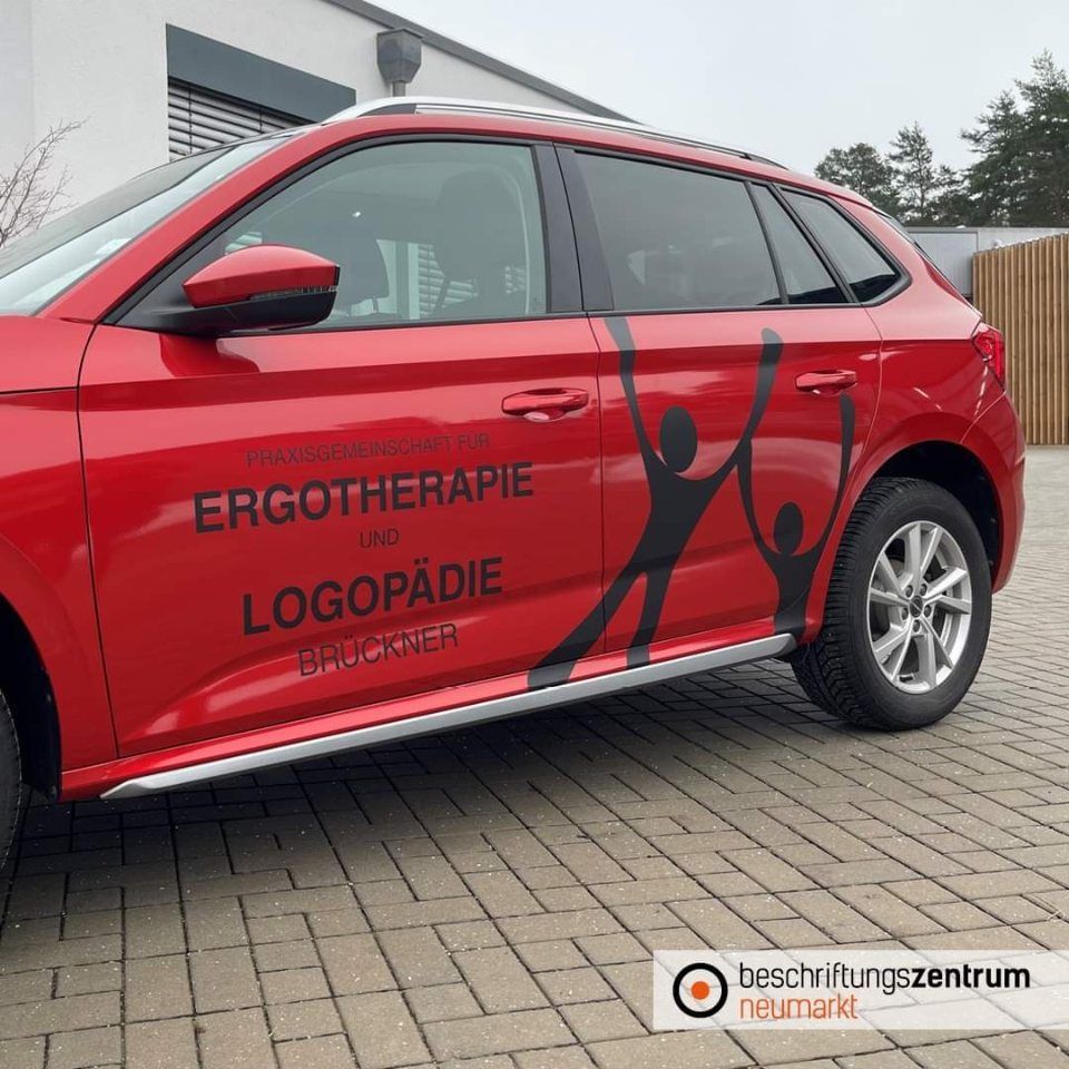 Praxis für Ergotherapie und Logopädie Brückner - Roter Firmenwagen von Nicole Brückner mit Aufschrift Ergotherapie und Logopädie Brückner