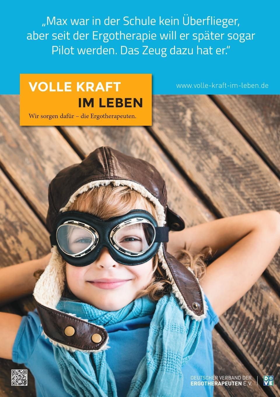 Praxis für Ergotherapie und Logopädie Brückner - Kleiner Junge mit Fliegerbrille und Fliegermütze liegt auf Holzboden und lächelt an die Decke