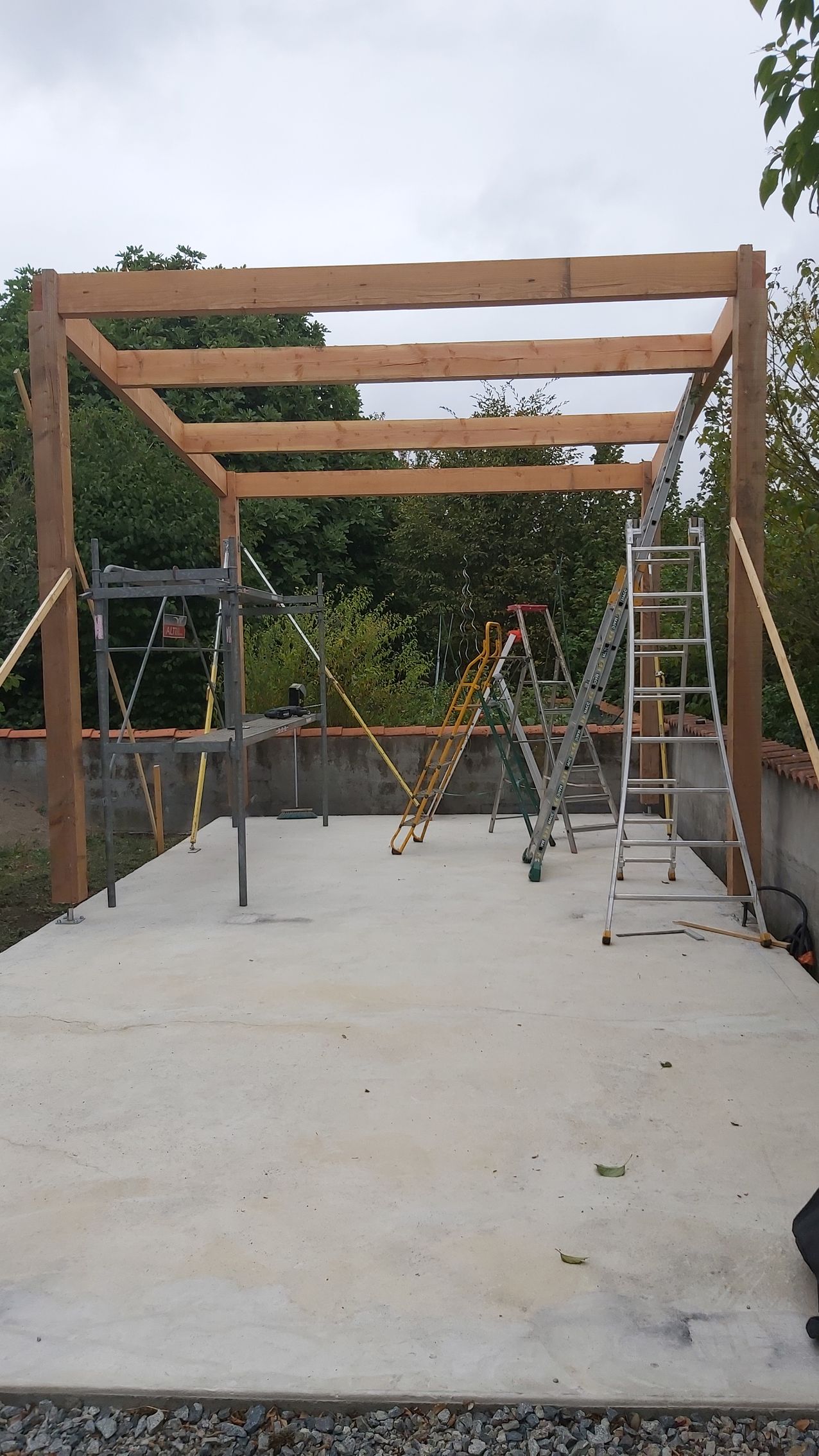 Construction d'un abri en bois