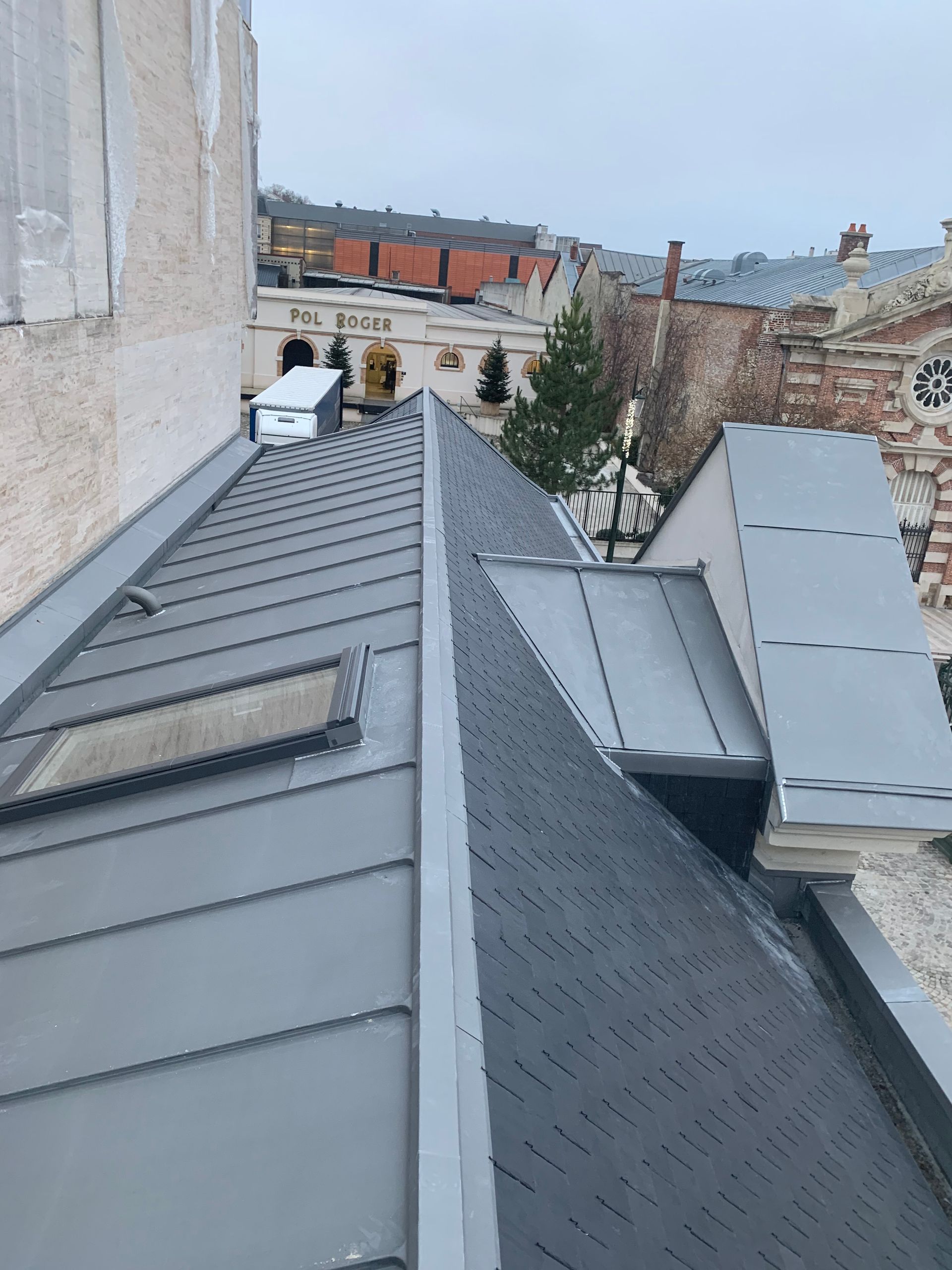 Zinc et fenêtre de toit