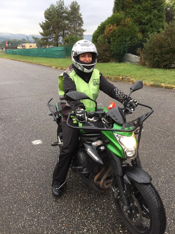 Moto de marque Kawasaki verte avec une jeune femme dessus