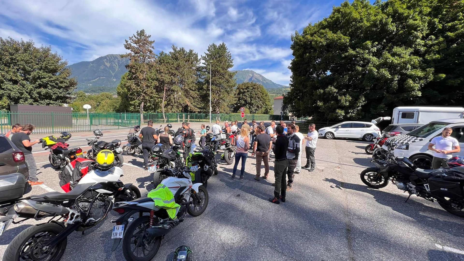 Motards arrêtés sur un parking lors d'un voyage-école-moto