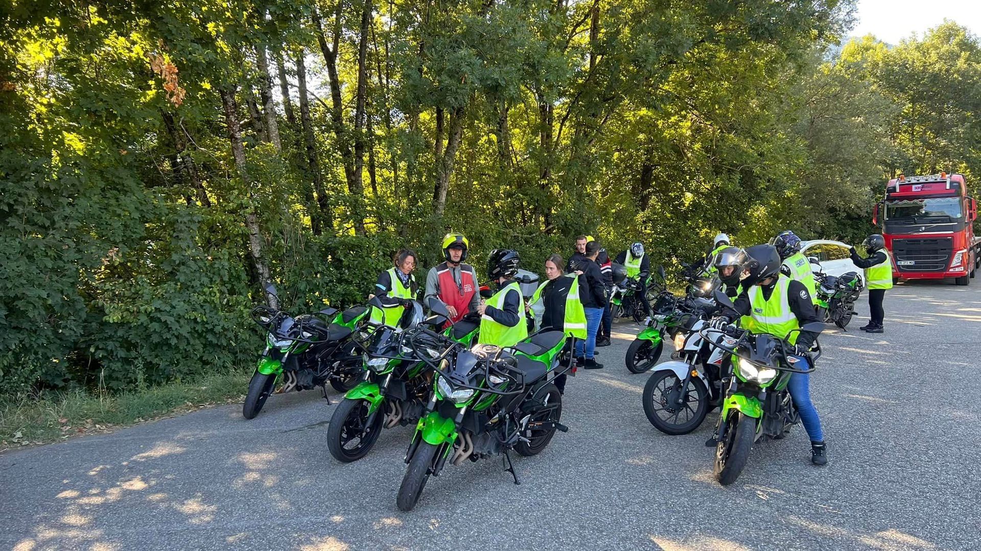 Motards arrêtés aux abords d'une forêt