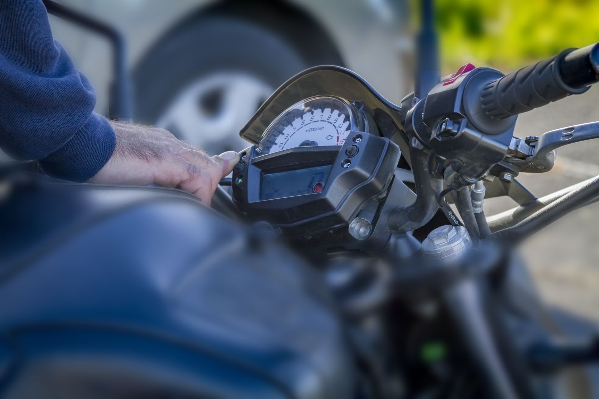 Homme appuyant sur le starter de sa moto