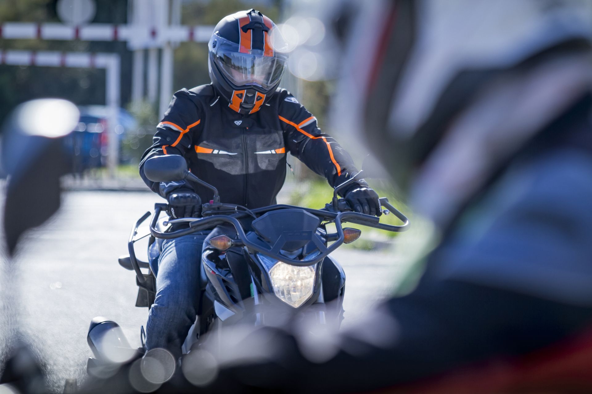 Homme en tenue sur sa moto