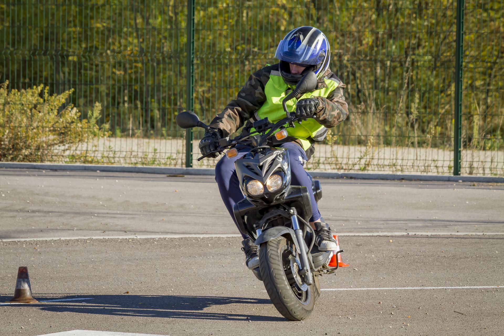 Homme sur un scooter lors d'un stage d'apprentissage