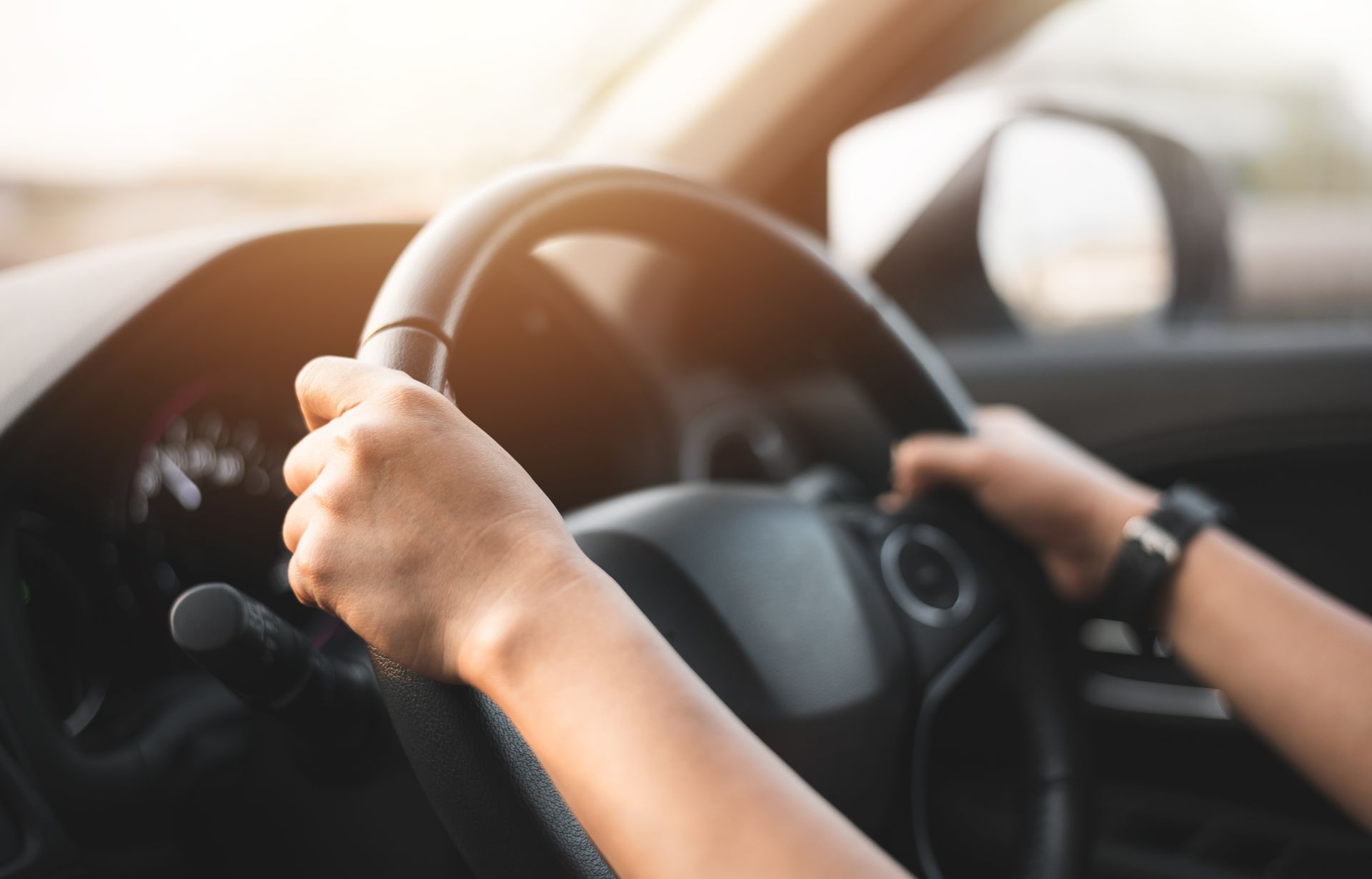 Personne tenant un volant entre ses mains