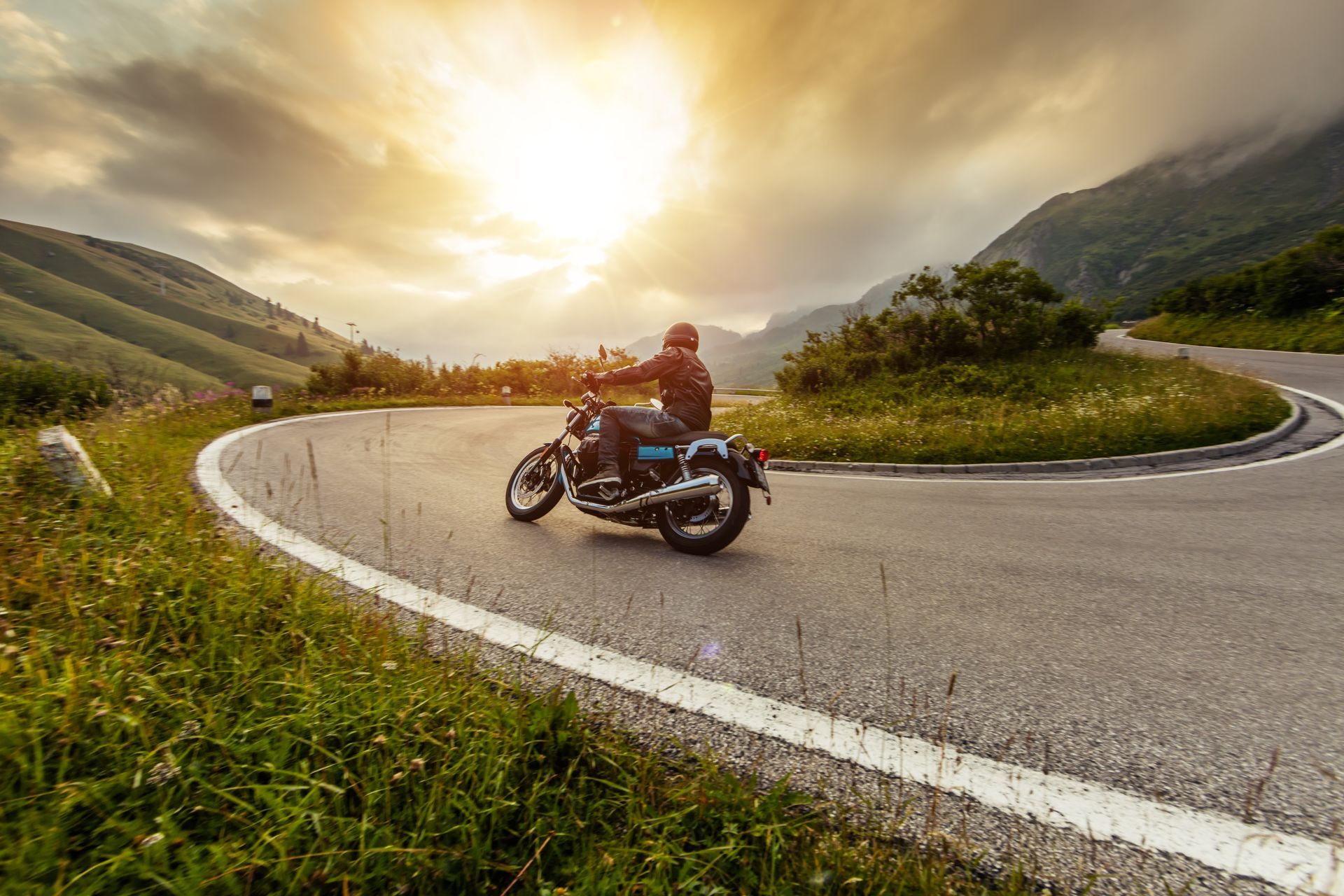 Motard conduisant sur un lacet de montagne