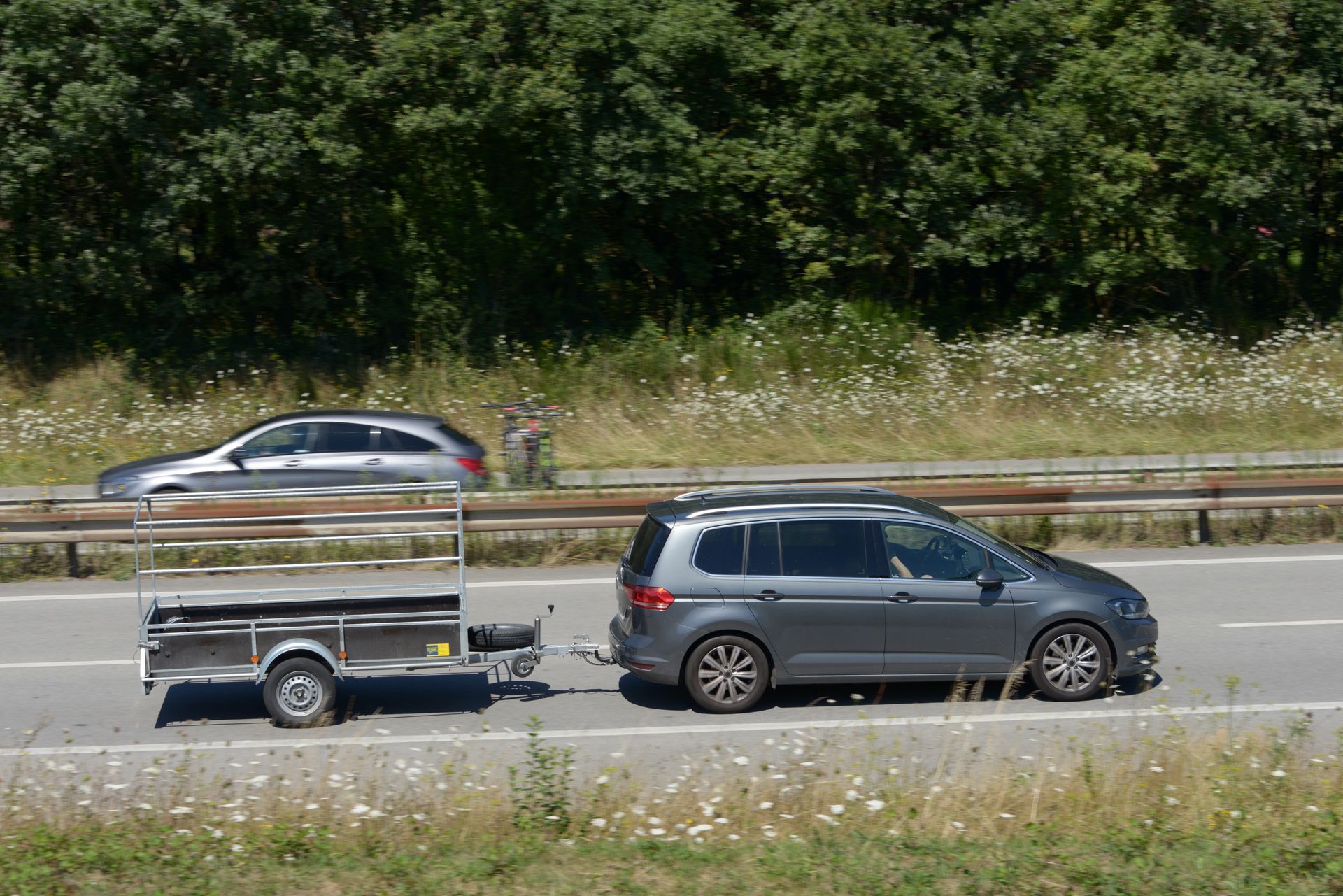 Voiture tractant une remorque sur l'autoroute