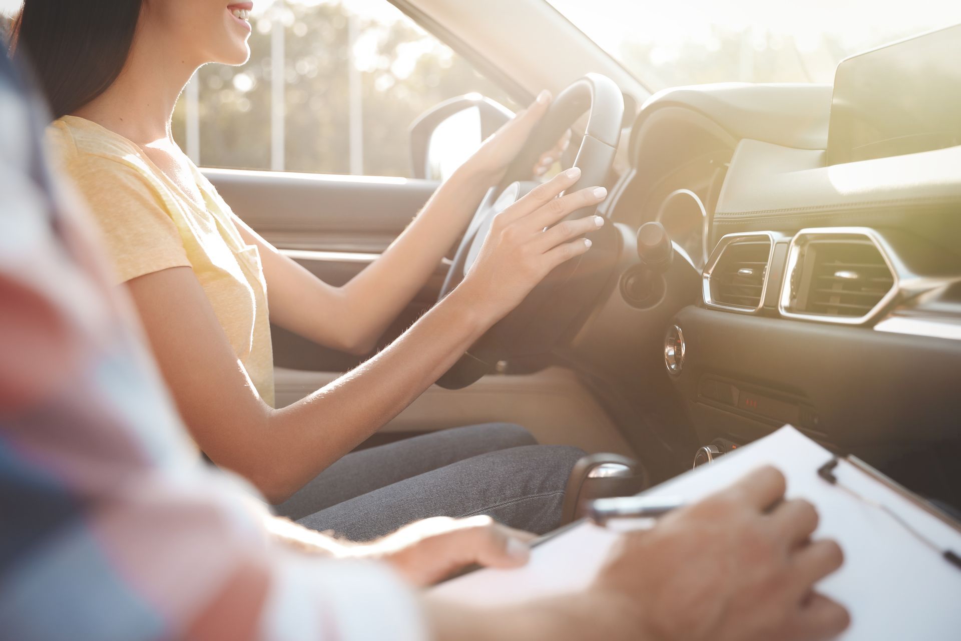 Femme au volant avec son instructeur sur le siège passager