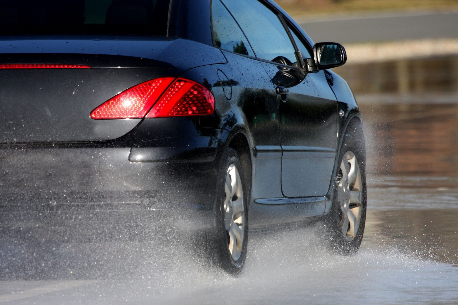 Voiture sur une route glissante par temps de pluie