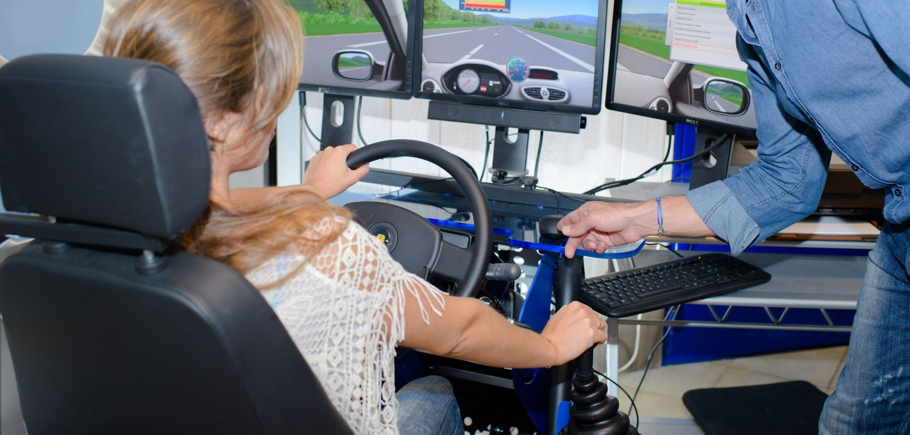 Femme conduisant sur un simulateur de conduite