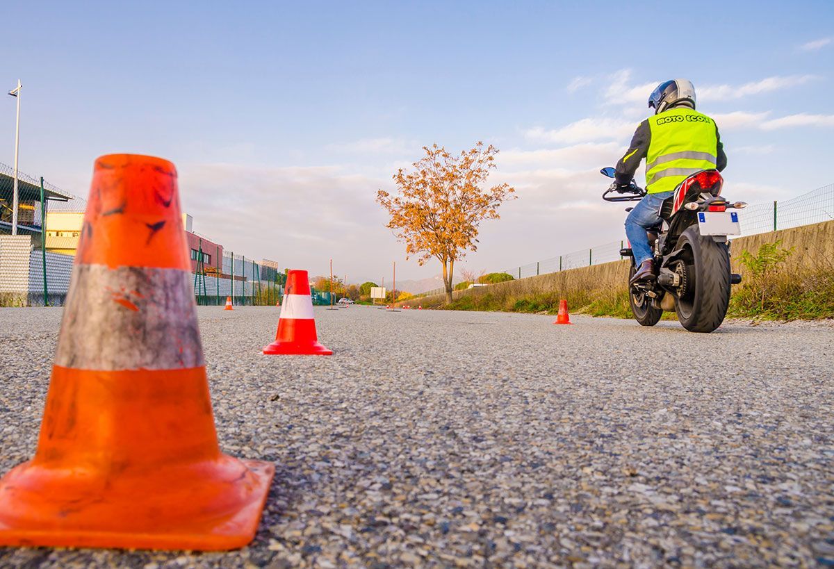 Apprenti motard sur une moto