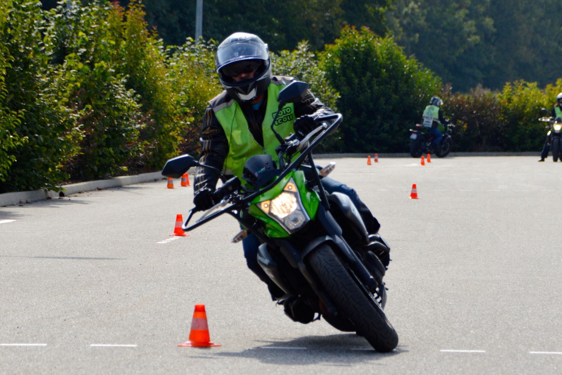 Motard en apprentissage qui fait des exercices de conduite