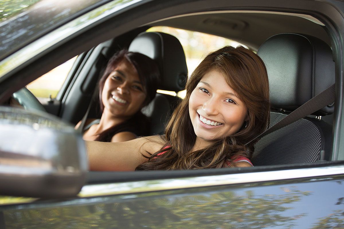 Jeune fille et sa mère dans une voiture