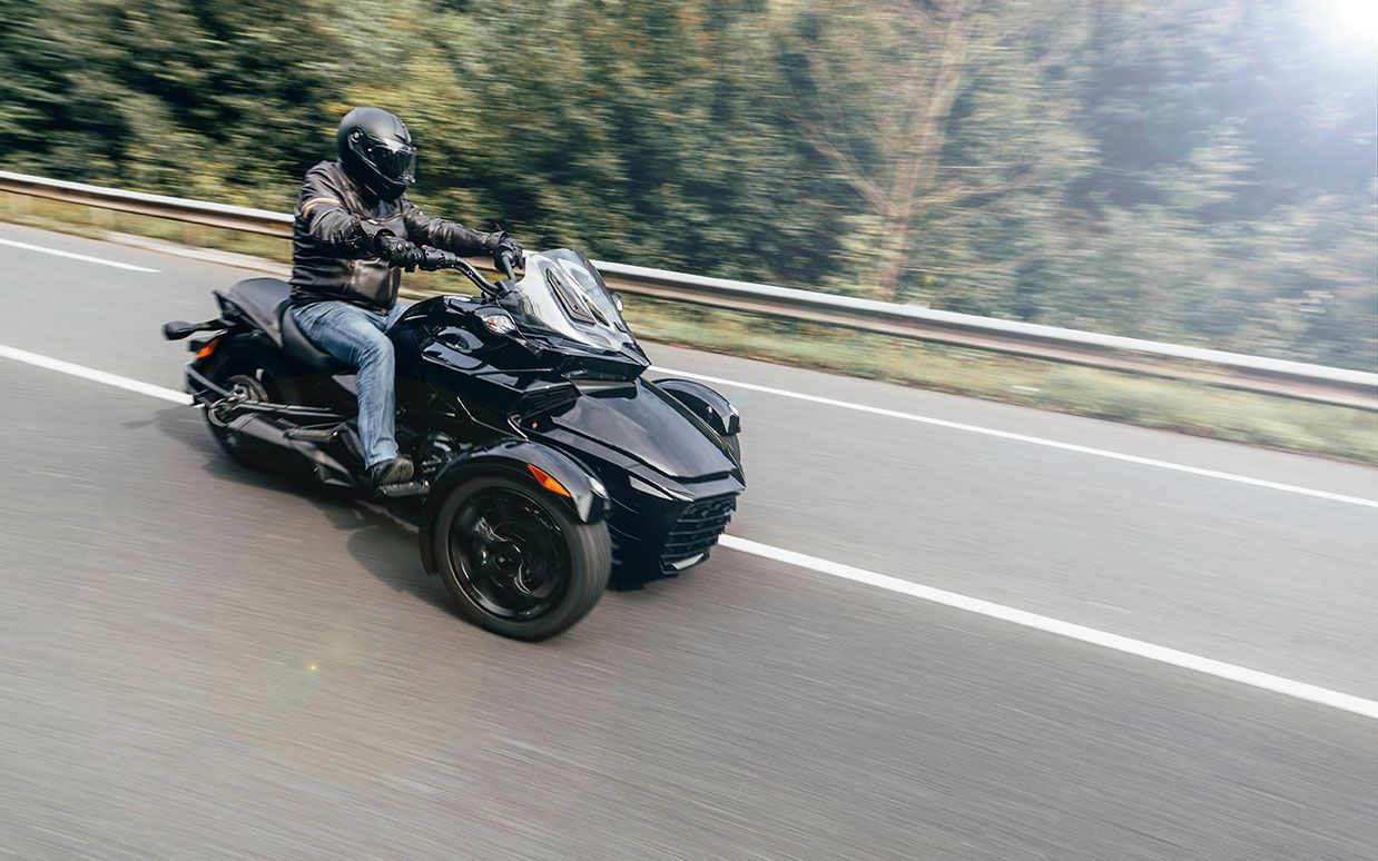 Moto à 3 roues sur une route de montagne