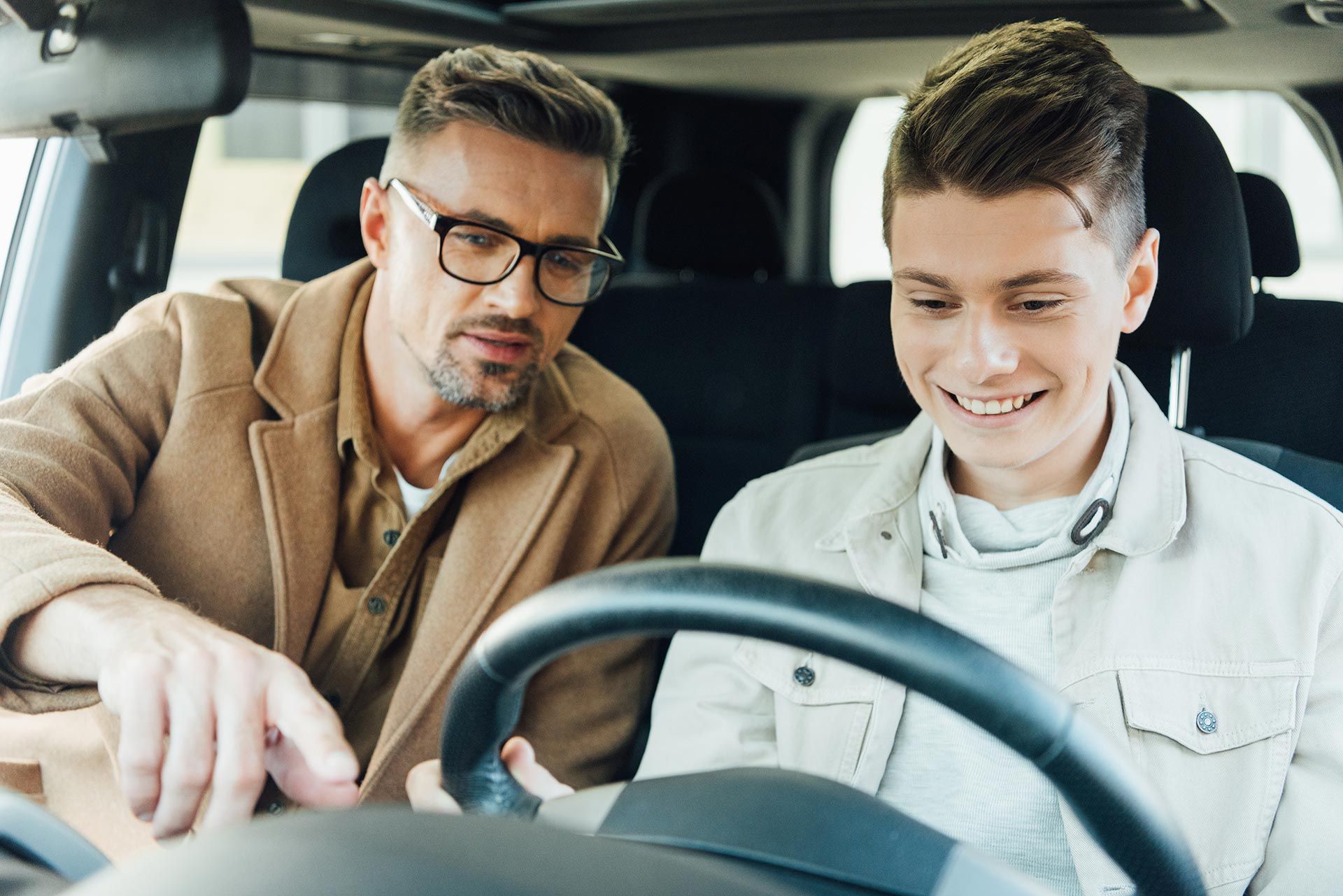 Moniteur qui montre le tableau de bord d'une voiture