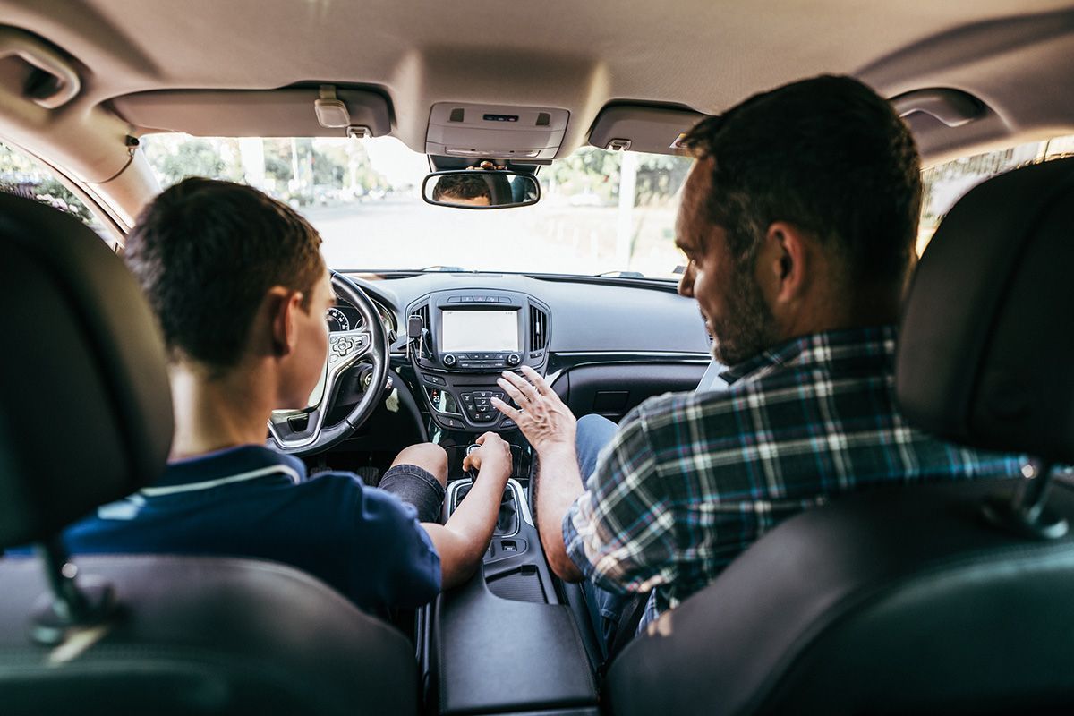 Un instructeur d'auto-école donnant des consignes à son élève.