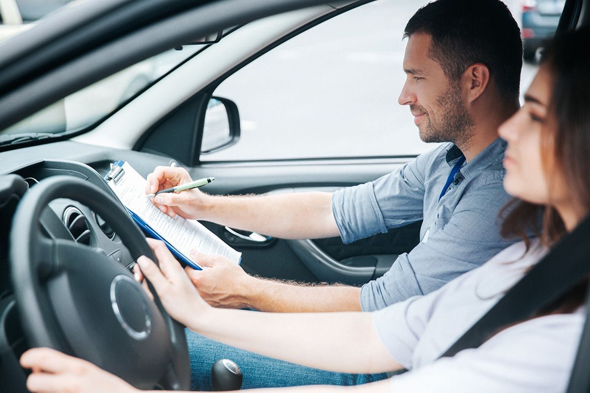 Un instructeur d'auto-école donnant des consignes à son élève.