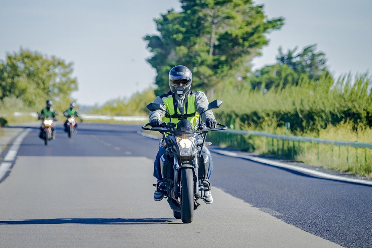 Une personne en train de passer son examen du permis moto