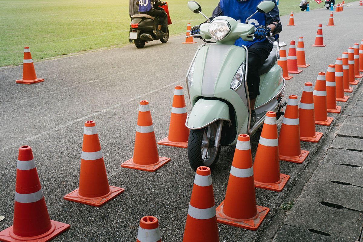 Personne passant son BSR sur un scooter