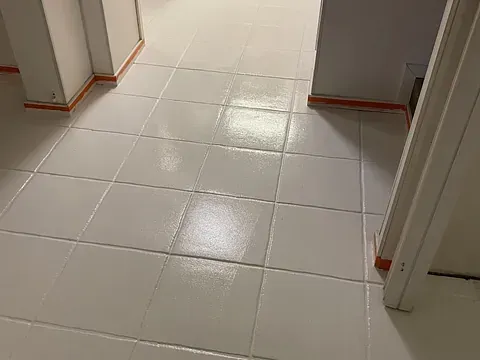 Valkoinen laattalattia