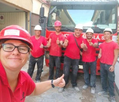 Un grupo de trabajadores de la construcción están dando un pulgar hacia arriba