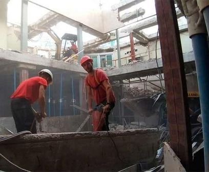 Dos trabajadores de la construcción están trabajando en un edificio.